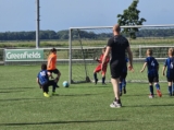 Laatste training S.K.N.W.K. JO8-1 (partijtje tegen de ouders) van maandag 2 juni 2025 (8/123)